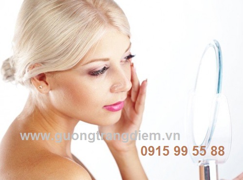 Người phụ nữ sở hữu chiếc gương trang điểm đẹp thể hiện phong cách sành điệu Người phụ nữ sở hữu chiếc gương trang điểm đẹp thể hiện phong cách sành điệu