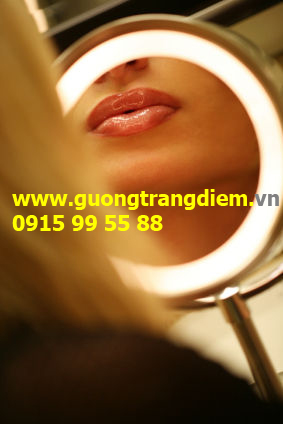 Vì sao phụ nữ thích soi gương mọi lúc mọi nơi Vì sao phụ nữ thích soi gương mọi lúc mọi nơi